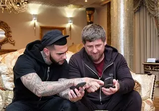 Рамзан Кадыров подарил Тимати YotaPhone