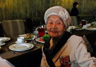 В Алматы женщин-ветеранов поздравили с 8 Марта