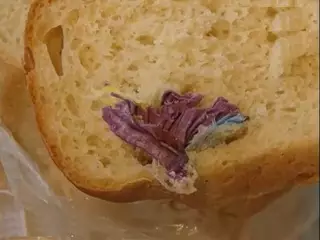 Нашедшей в хлебе грязный платок карагандинке предлагали деньги за молчание