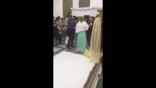 Жених уронил невесту на свадьбе в Кызылорде