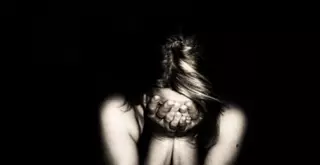 В Актау мужчина прямо на улице изнасиловал девушку