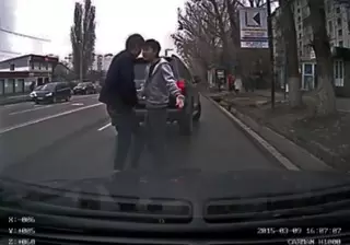 Видео с очередной дракой на дороге в Алматы появилось в Сети