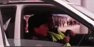 В Актау полицейского застукали за употреблением насвая