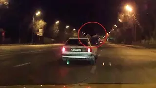 Неизвестный парень совершил опасный трюк на дороге в Алматы