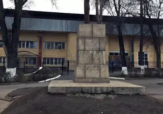 Памятник Горькому исчез из Центрального парка в Алматы