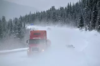 Из-за метели ограничено движение на дорогах в Восточном Казахстане