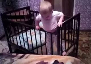 Ребенок покорил Интернет дерзким побегом из кроватки