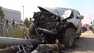 ДТП в Алматы: Внедорожник снес два фонарных столба на площади Республики