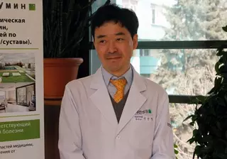 Инновационную операцию на позвоночнике провел в Совминовской больнице врач из Южной Кореи