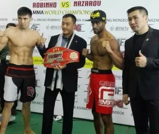 Бейбит Назаров победил в бойцовском турнире Kunlun Fight 2
