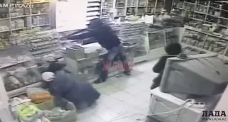 Двое парней ворвались в магазин и начали стрелять по посетителям в Жанаозене