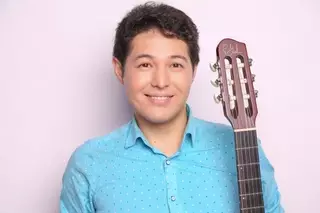 Казахстанский музыкант исполнил кюй Даулеткерея на гитаре