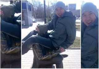 На парня пожаловались в полицию из-за оскорбительного фото с памятником в Актобе