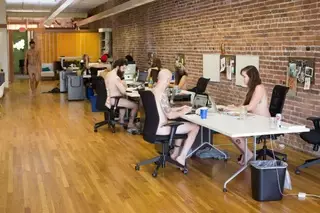 Сотрудники американского журнала месяц работали голышом