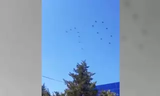 Летчики в Шымкенте выстроили в небе цифру 70