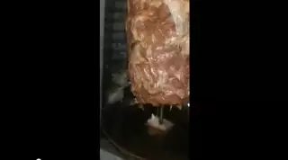 В Сети появилось видео с крысой в витрине закусочной ж/д вокзала Алматы