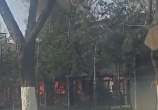 В Алматы горит столовая "Каганат"