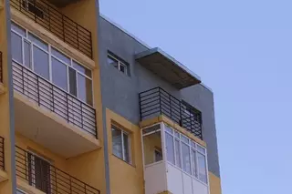 Отсутствие дверей на балконах в столичном ЖК объяснила стройкомпания