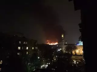 Многоэтажный дом горел в районе Зеленого базара в Алматы