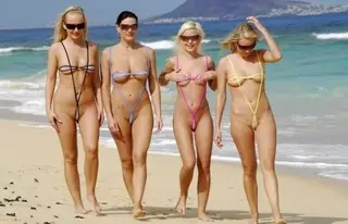 Шокирующий пляжный тренд 2015 года: Микробикини