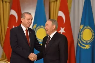 Эрдоган поблагодарил Назарбаева за поддержку турецких строителей