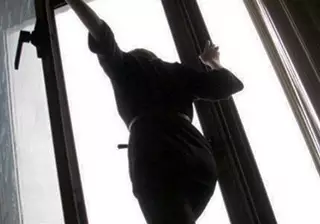 Девушка в Уральске выжила после падения из окна 9-го этажа