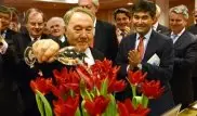 Тюльпаны "Президент Назарбаев" подарили Главе государства