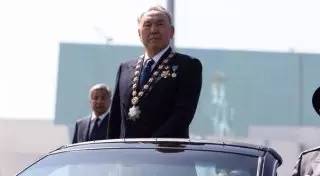 Назарбаев обратился к военнослужащим на параде Победы в Астане