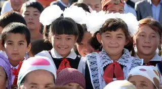 В Кыргызстане запретили привлекать школьников на мероприятия по встрече чиновников