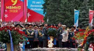 Алматинцы возложили цветы у Вечного огня в День Победы