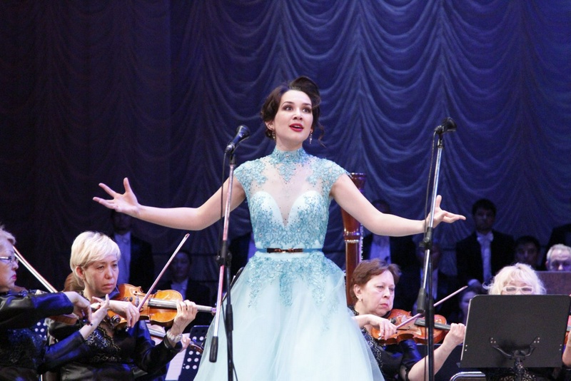 Мария Мудряк исполняет на концерте в Алматы. Фото©Алишер Ахметов.