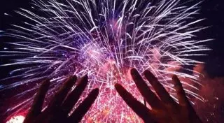 Заряд праздничного салюта рухнул в толпу в Омске