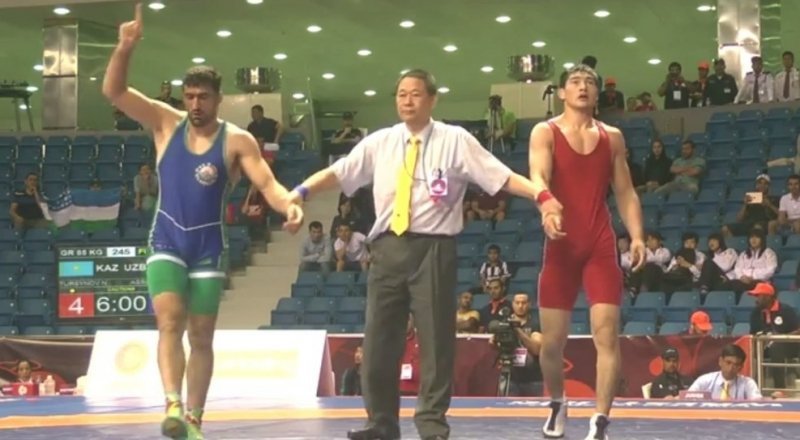 Нурсултан Турсынов (справа). Кадр из видео с сайта youtube.com