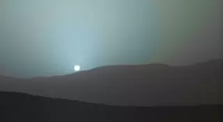 Curiosity запечатлел синий закат на Красной планете
