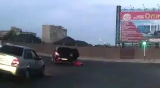 Двухлетняя девочка выпала из движущегося авто в Актау