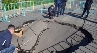 Причиной обрушения моста в Павлодаре мог стать канализационный колодец