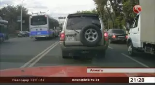 Троллейбус и автобус устроили гонки по "встречке" в Алматы