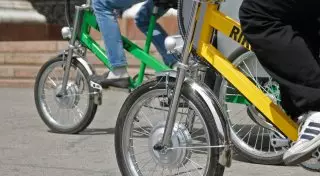 Казахстанские велосипедисты возмущены запретом на езду по тротуарам