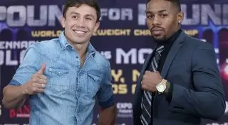 Геннадий Головкин показал перчатки для боя с Вилли Монро-младшим