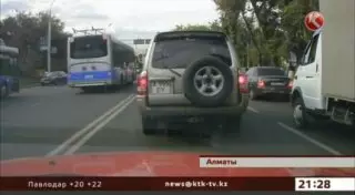 Наказаны водители гнавших по "встречке" в Алматы троллейбуса и автобуса