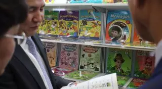 Новый учебник за 7 миллионов тенге развалился в руках у депутата