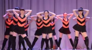 Следователи прокоментировали двусмысленный школьный "танец пчелок" в Оренбурге