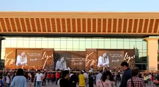 Вечер памяти Батырхана Шукенова прошел перед Дворцом Республики