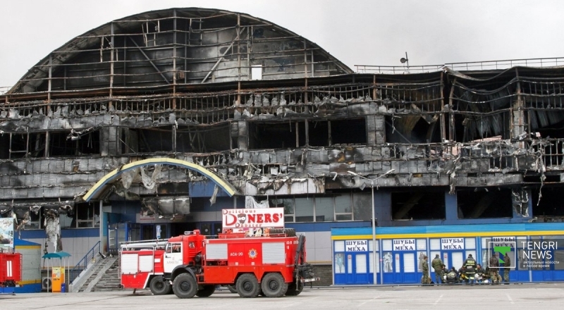 Сгоревший ТЦ "Адем". Фото © Дмитрий Хегай