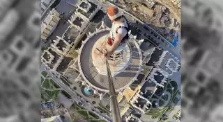 На шпиле "Триумфа Астаны" сделал селфи путешественник из России