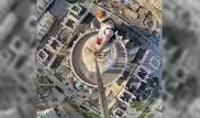 На шпиле "Триумфа Астаны" сделал селфи путешественник из России