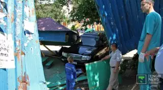 Врезавшийся в детскую площадку внедорожник насмерть сбил 5-летнего ребенка в Алматы