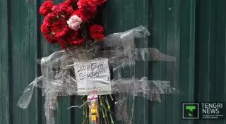 Алматинцы несут цветы к месту гибели девочки в детском саду