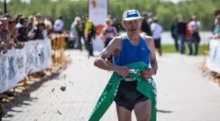 56-летний казахстанец в шестой раз подряд выиграл полумарафон в Омске
