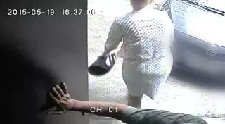 В Алматы похитительницу дверного коврика засняли на видео